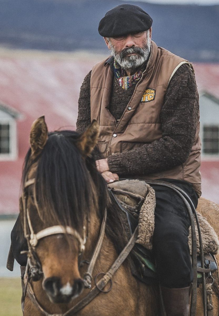 Raúl Cárdenas Ampuero, amansador y ovejero, a caballo en la estancia